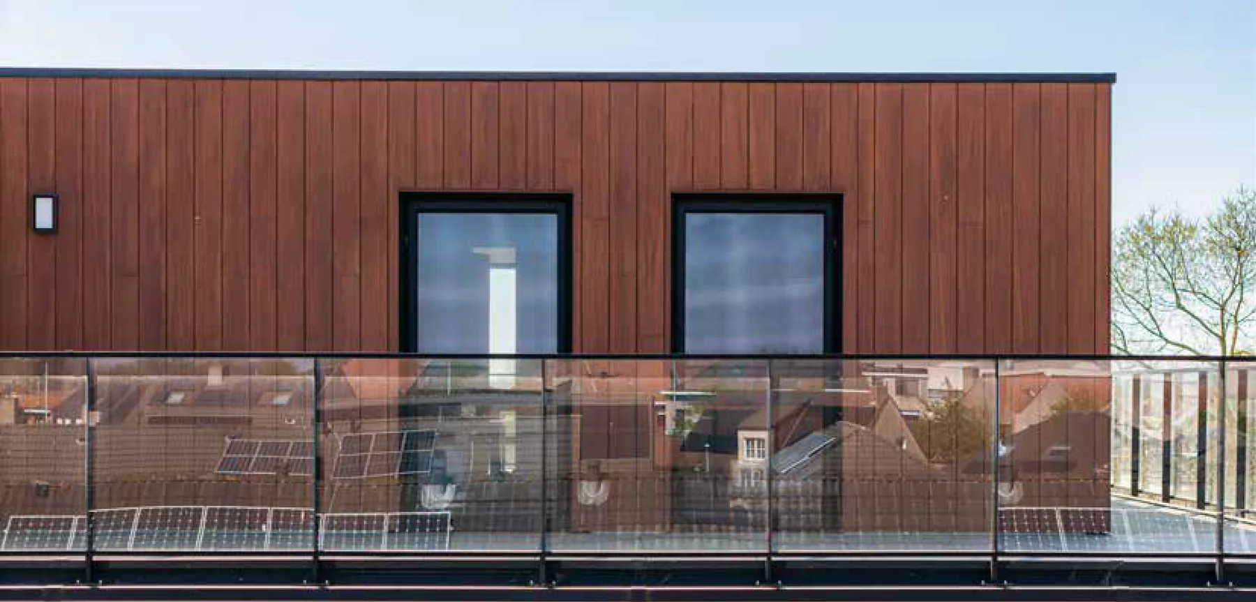 ADvanced Linea PVC ramen in houtlook gevel met balkon — Deralux